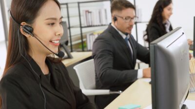 customer service representaives using generative AI to simiply automated tasks