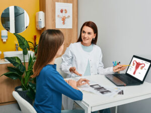 Discussion betwee doctor and patient to illustrate diagnosing infertility